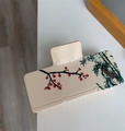 Détail de la pince à cheveux en acétate avec peinture de fleurs de prunier et bambou - Pince Rectangulaire Beige