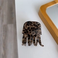 Dettaglio della pinza per capelli in acetato con motivo leopardato e finitura lucida - Stampa leopardata