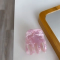 Dettaglio della pinza per capelli in acetato marmorizzato rosa con scritte in oro - Rosa Texturizzato