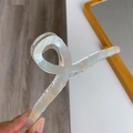 Detail of 13cm double-layered acrylic hair claw with blue marble pattern and gold spring - 13cm / Beige And Green