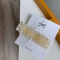 Gros plan d'une barrette carrée coréenne en résine beige et perles blanches - Longueur 7cm Largeur 2cm / Pince Latérale Perles Blanc Sirène