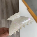 Dettaglio di un fermaglio per capelli crema perlato con finitura cangiante e forte presa - Bianco (Perlato Iridescente)