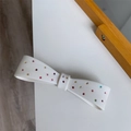 Detailansicht der weißen Harz-Schleifen-Haarklammer mit bunten funkelnden Strasssteinen - Voll Strass Schleife Federclip / Weiß