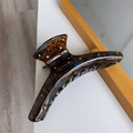 Détail d'une pince à cheveux écaille de tortue avec strass colorés en acétate poli - Style Queue de Poisson / 11.3cm x 5cm / Couleur caramel