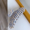 Detailansicht der blau-braun karierten Acetat-Haarklammer auf einer weißen Tischfläche - Blau-Braun Karomuster