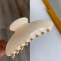Detail der cremefarbenen Acetat-Haarklammer mit feiner Rippenstruktur und großer Größe - Beige Gestreift