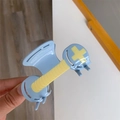 Detailopname van blauwe acetaat haarklem met geel kruisontwerp in anime-stijl - Blauwe Plus-teken Klem