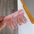 Detalle de pinza para el pelo de acetato con patrón de mármol rosa y letras doradas - Rosa Texturizado