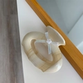 Dettaglio della molletta per capelli crema con nastro intrecciato e piccolo fiore - Pinza per Capelli Ovale Beige (L 7.4cm P 5.5cm)