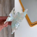 Dettaglio della pinza per capelli a farfalla traslucida con finitura perlata iridescente - Blu Chiaro-Farfalla 3D