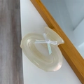 Dettaglio della molletta per capelli crema perlata con piccolo fiore bianco e nastro iridescente - Pinza per Capelli Ovale Bianco Perla (L 7.4cm P 5.5cm)