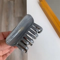 Detalle de pinza para el pelo de acetato mármol gris con letras doradas Barrette La France - Textura de Mármol Gris