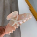 Detailansicht der Haarspange aus rosa Marmor-Acetat mit funkelnden Seestern-Motiven - Rosa Einseitige Seestern Haarklammer