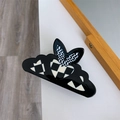 Detailweergave van de zwarte haarklem met stijlvolle hartmotieven in dambordpatroon - 10cm / Zwart Schaakbord Konijnenoor Klem
