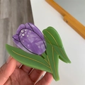 Détail de la pince à cheveux tulipe violette avec acétate marbré et incrustations - Violet