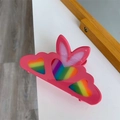 Detailopname van grote magenta haarklem met regenboogkleurige hartvormige uitsnijdingen - 10cm / Rood Regenboog Konijnenoor Klem