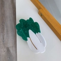 Gedetailleerde weergave van een koolvormige haarclip van acetaat met groen-witte marmertexturen - 9.8x4.8cm / Groene Kool Stijl