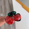 Dettaglio di un fermaglio per capelli a ciliegia in acetato rosso marmorizzato con foglie - Pinza a Mela Piccola (6.2cm x 4.2cm)