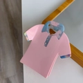 Detail der Haarklammer in Form eines rosa Poloshirts mit blauen Marmor-Akzenten - Rosa Hemd Haarkralle (7cm Lang 6.7cm Breit)