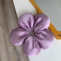 Detail eines lavendelfarbenen Satin-Haargummis mit großer 3D-Blütenform und Seidenglanz - Lila