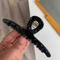 Elegant black acetate shark hair claw clip with colorful rhinestones in a sleek design - Crossed / Black