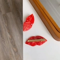 Détail de la pince à cheveux lèvres en acétate rouge avec strass et attache en métal doré - Épingle à Cheveux Lèvres Rouges