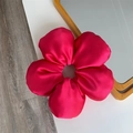 Detail eines kräftig rosenroten übergroßen Baumwoll-Haargummis in edler Seidenoptik - Rosarot