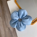 Detail eines hellblauen Satin-Haargummis mit fünfblättrigem Stoffblumendesign - Blau