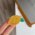 Gros plan sur la pince à cheveux en acétate en forme de citron avec détails de feuilles - Pinces En Forme De Citron