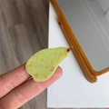 Vue détaillée de la pince à cheveux en acétate en forme de poire vert clair tacheté - Sandwich En Forme De Poire