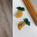 Vue détaillée de la pince à cheveux ananas en acétate jaune avec strass brillants et clip - Pince à Cheveux Ananas
