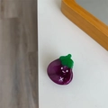 Detailansicht der lila Auberginen-Haarklammer mit süßem lächelndem Gesichtsdesign - Aubergine Stil