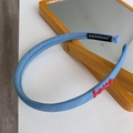 Dettaglio del cerchietto in tessuto azzurro con ricamo Love rosso ed etichetta fatta a mano - Stile Ricamato (Chiaro) / Cerchietto Blu Chiaro