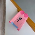 Dettaglio del supporto per telefono a forma di maglione rosa con fiocco lucido - Pinza per Capelli T-Shirt (7.8cmx5.5cm)