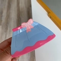 Dettaglio di una pinza per capelli a forma di vestito blu con fiocco rosa e bordi - Pinza per Capelli Gonna (9.6cmx5.5cm)
