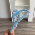 Detalle de pinza de pelo de acetato marmoleado en forma de corazón con muelle fuerte - Grande / Azul con patrón