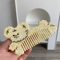 Dettaglio del pettine in acetato con motivo floreale giallo e forma di cane cartone - 12cm x 7cm / Giallo