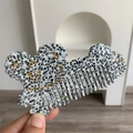Dettaglio di un pettine per capelli a cane in acetato spesso con motivo floreale bianco e nero - Pois Neri E Bianchi / 12cm x 7cm