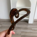 Detalle de una pinza de pelo grande con forma de corazón en acetato de carey oscuro - Grande / Floral Retro