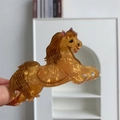Dettaglio della molletta per capelli a forma di cavallo in acetato di cellulosa ambrato - Stile Pony