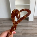Detalle de la pinza para el pelo con forma de corazón y textura de carey en acabado mate - Grande / Textura Caramelo