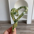 Detalle de pinza para el pelo grande de acetato en forma de corazón con efecto mármol - Grande / Mármol Verde