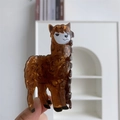 Molla per capelli in acrilico marrone con design alpaca, tenuta in mano per misura - Stile Alpaca