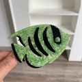 Detail einer fischförmigen Haarklammer aus grünem Acetat mit Marmormuster und Streifen - Gestreifter Fisch-Stil / Grün