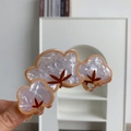 Dettaglio del ricamo a foglia su molletta per capelli in acetato perlato con bordi marroni - Fiore Piccolo