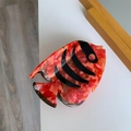 Detailansicht der tropischen Fisch-Haarklammer aus orangefarbenem Acetat-Marmor - Gestreifter Fisch-Stil / Rot