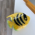Detailansicht der gelb und grün gestreiften Haarklammer in Fischform aus Acetat-Material - Gestreifter Fisch-Stil / Gelb