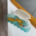 Zwaanvormige haarclip van acetaat in groenblauw met goudvisdetails en glans - Zwaan Oranje Vis