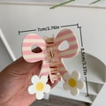 Haarklammer in Schmetterlingsform mit rosa-weißen Streifen und Gänseblümchen-Akzenten - Rosa-Beige Gitter Blumig