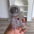 Détail de la pince à cheveux astronaute en acétate avec texture nacrée et détails rouges - Gris